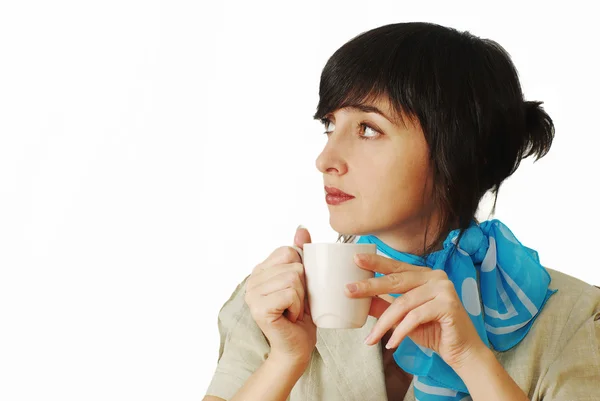 コーヒー カップと美しいブルネットの女性 — ストック写真