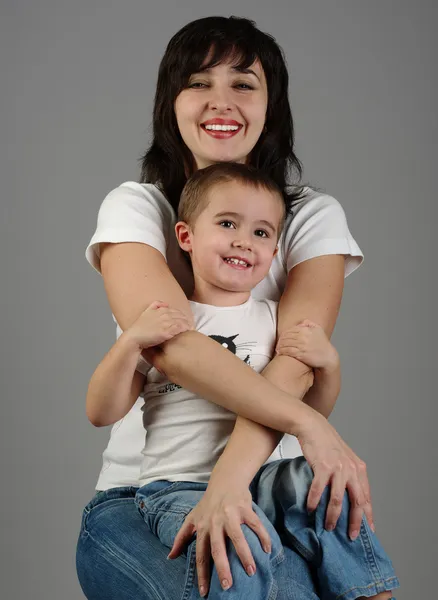 Anya fia tartja karjaiban — Stock Fotó