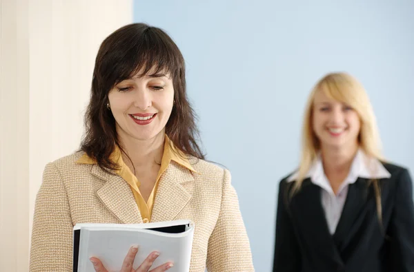 Blond och brunett kvinnor på kontoret — Stockfoto