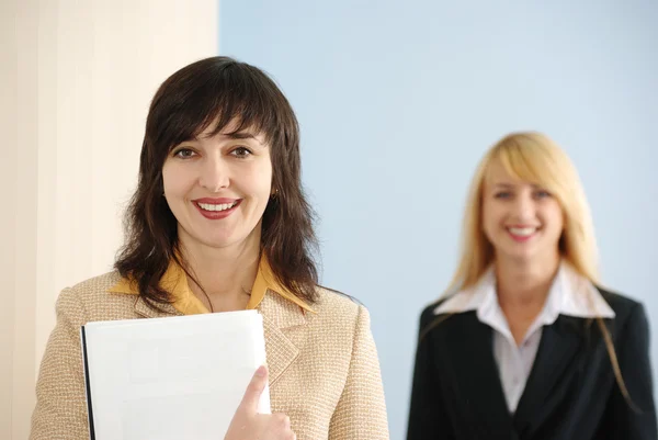 Blonde and brunette women in office — Stock Photo, Image