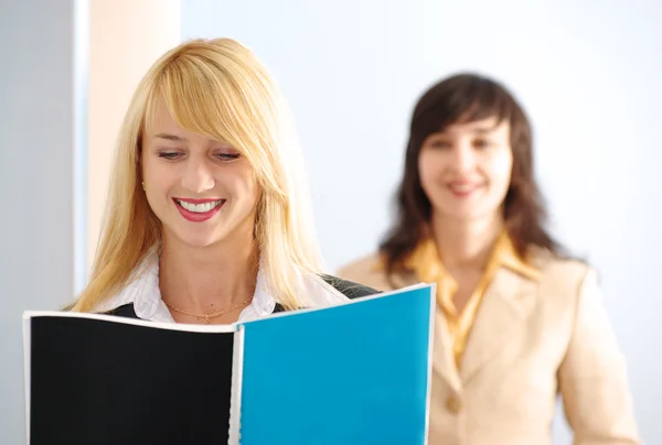 Blond och brunett kvinnor i office — Stockfoto