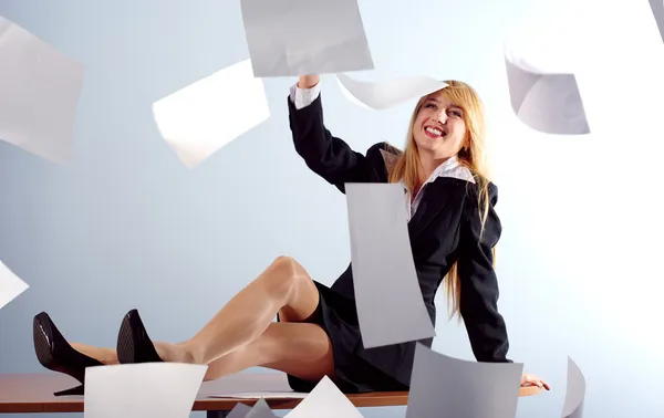 Blonde girl throwing white sheets — Stock Photo, Image