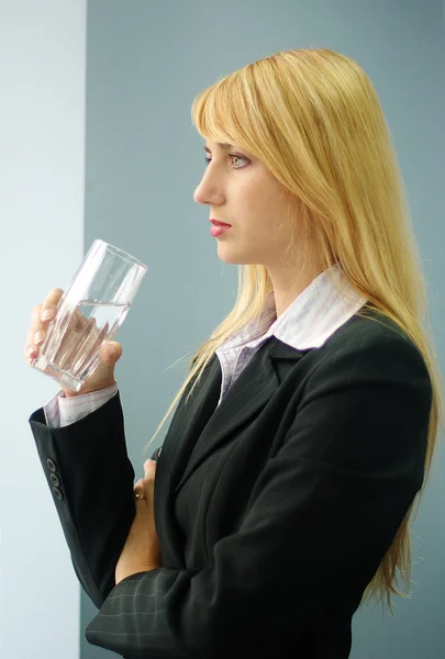 Blond kvinna med glas vatten — Stockfoto