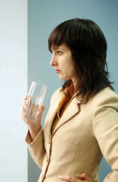Brunetka dama z szklanką wody — Zdjęcie stockowe