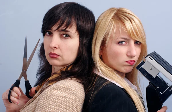 Blonde and brunette women in the office — Stock Photo, Image