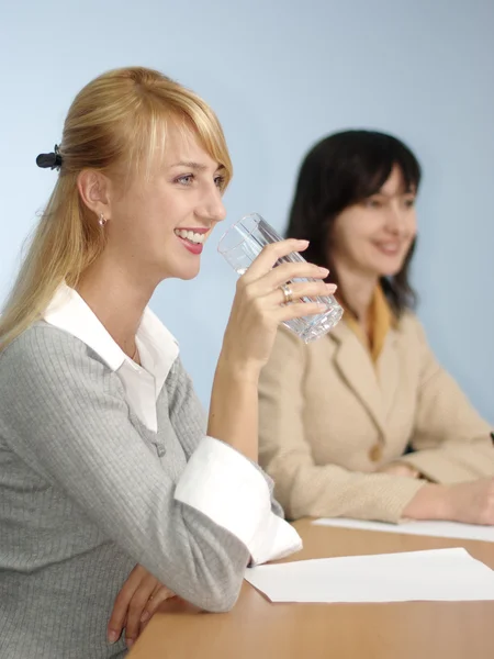Blonde and brunette women in the office — Stock Photo, Image