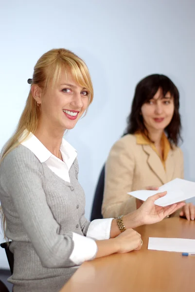 Blondýna a bruneta ženy v kanceláři — Stock fotografie