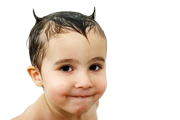 Malý chlapec s rohy z mokrých vlasů — Stock fotografie