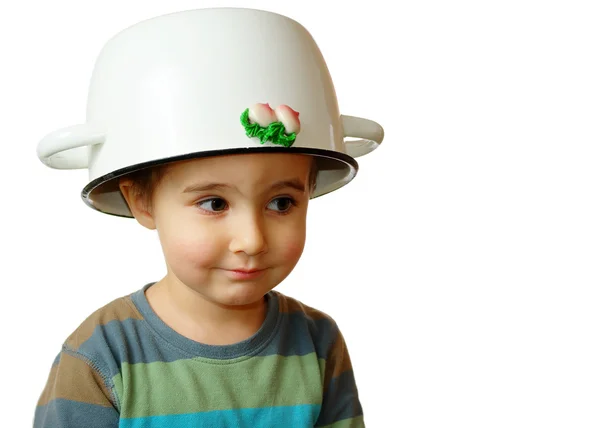 Petit garçon avec pot blanc sur la tête — Photo