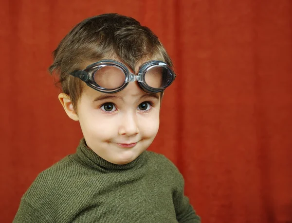 Malý chlapec v plaveckých brýlí — Stock fotografie