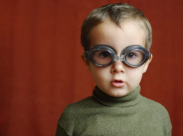 Niño pequeño en gafas de natación juega un piloto —  Fotos de Stock