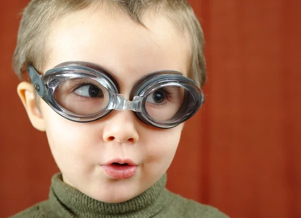 Az úszás szemüvegek kisfiú játszik a pilóta — Stock Fotó