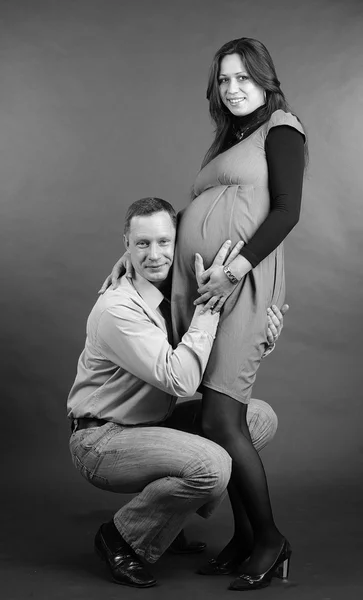 Pregnant woman and her husband grayscale — Stock Photo, Image