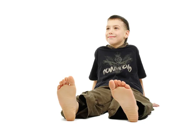 Kleine jongen barefoot, geïsoleerde op wit — Stockfoto