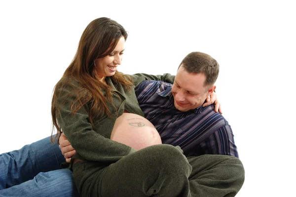 Felice coppia incinta fissando la pancia — Foto Stock