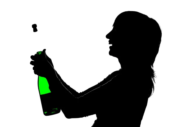 Silhouette der Frau, die Champagner mit fliegendem Korken öffnet — Stockfoto