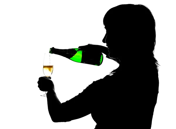 Silueta ženy, nalil šampaňské — Stock fotografie