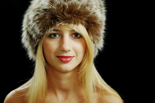 Loira rosto menina closeup em chapéu de pele com ombros nus — Fotografia de Stock