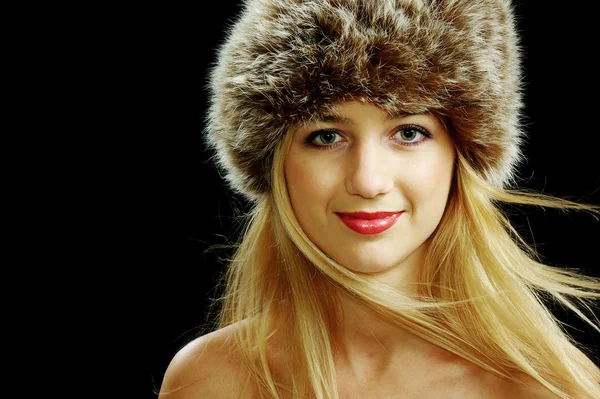 Piękna blondynka w futro kapelusz z nagie ramiona — Zdjęcie stockowe