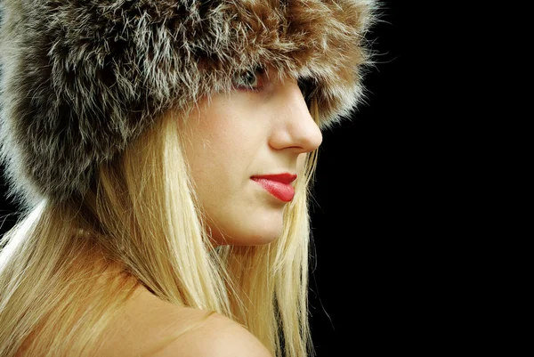 Blond meisje gezicht close-up in bont hoed met naakte schouders — Stockfoto