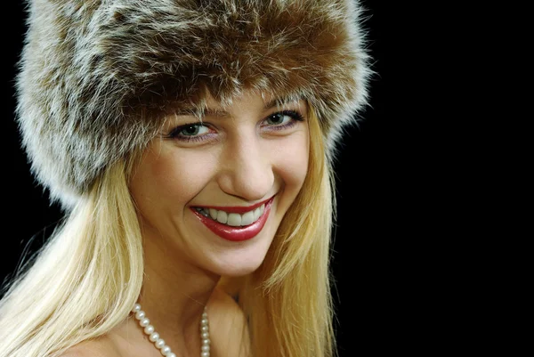 Blond meisje in parel ketting en bont hoed met naakte schouders — Stockfoto