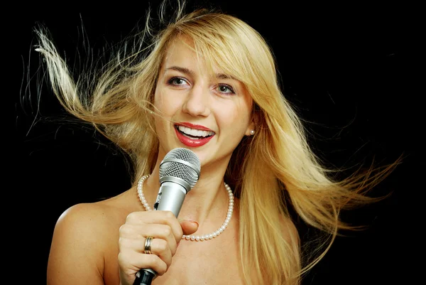 Blond tjej med nakna axlar sjunga karaoke — Stockfoto
