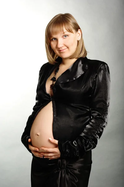 Kobieta w ciąży w Apartament czarny — Zdjęcie stockowe