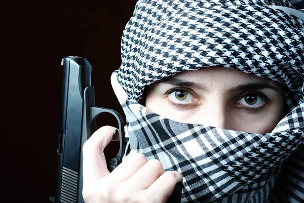 Arabiska kvinnan i huvudbonaden med pistol — Stockfoto