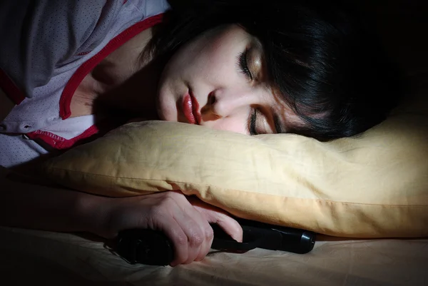 Women sleeps with the gun under the pillow — Stock Photo, Image