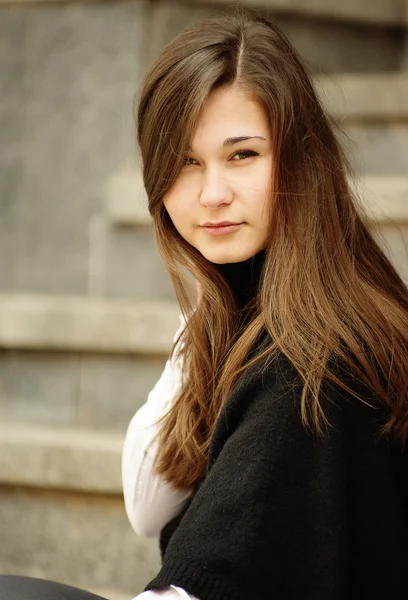 Portrét mladé ženy s dlouhými vlasy — Stock fotografie
