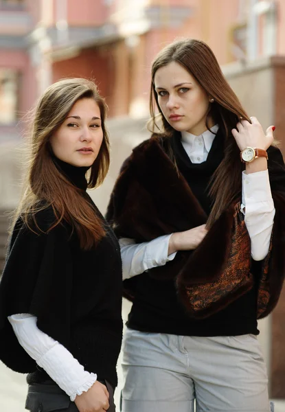 Two beautiful girls in the city — Stock Photo, Image