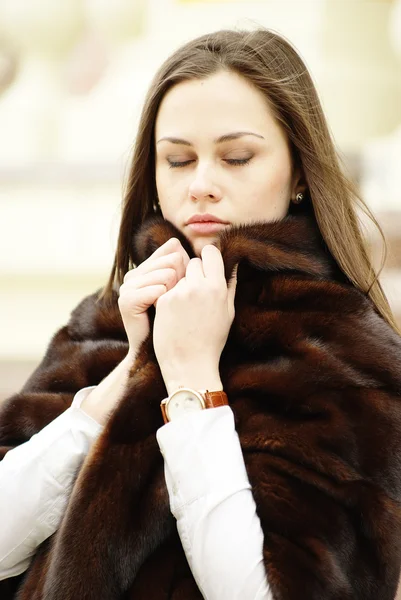 Girl with closed eyes in fur stole — Stock Photo, Image