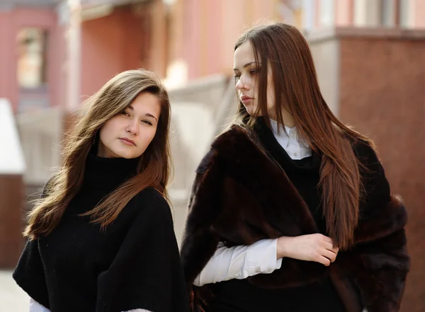 Two beautiful girls outdoos — Stock Photo, Image