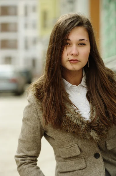 Retrato de jovem na jaqueta com gola de pele — Fotografia de Stock