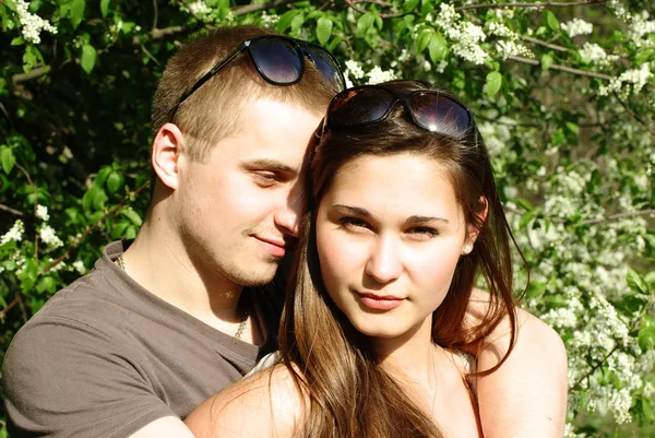 对年轻夫妇在桃花树 — 图库照片