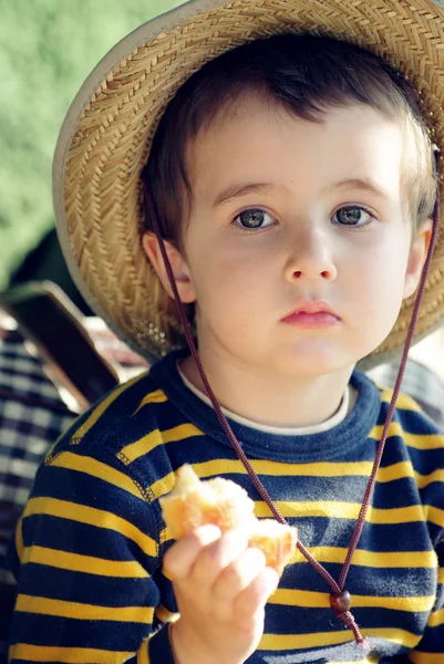 Μικρό αγόρι στο ψάθινο καπέλο ονειροπολήματα — Φωτογραφία Αρχείου