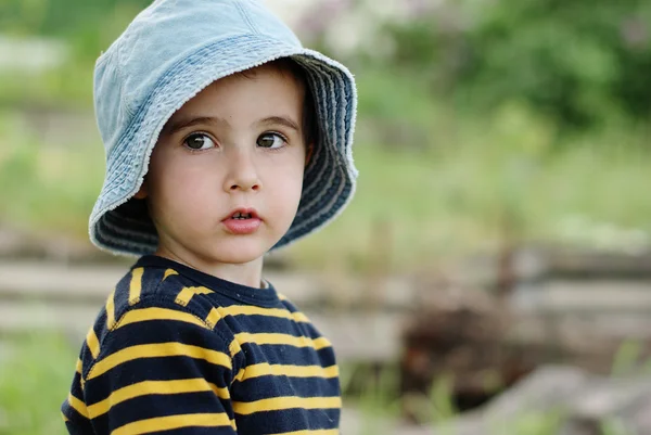 Mały chłopiec w dżinsy kapelusz na zewnątrz — Zdjęcie stockowe