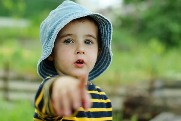 Μικρό αγόρι βαθμοί στην κάμερα — Φωτογραφία Αρχείου