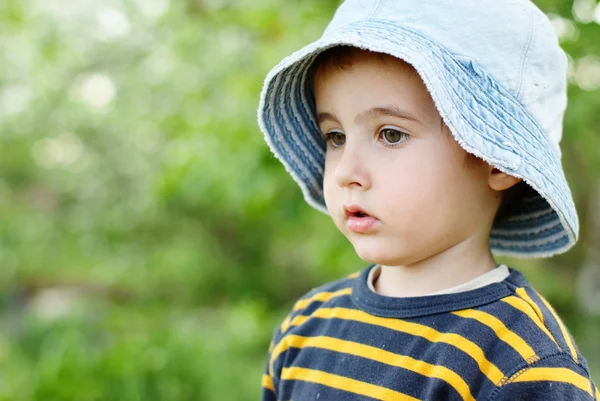 Mały chłopiec zamyślony w dżinsy kapelusz — Zdjęcie stockowe
