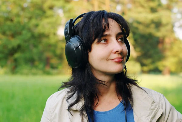 Woman enjoys the music outdoors — Stock Photo, Image
