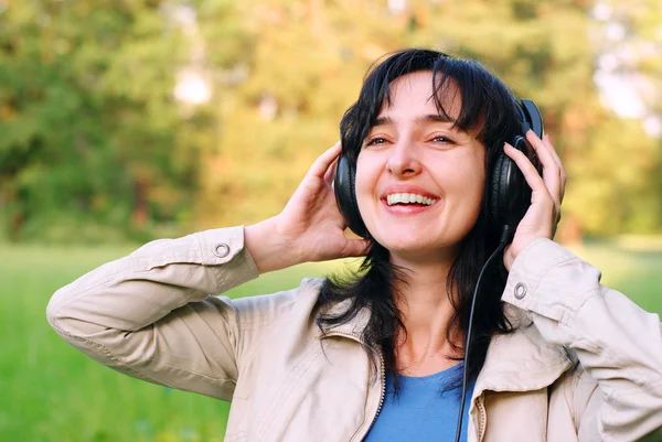 Woman enjoyes the music outdoors — Stock Photo, Image