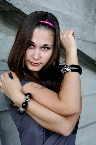 Portret van het meisje met groene ogen door de betonnen muur — Stockfoto