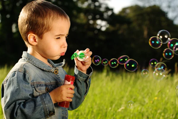 Küçük çocuk baloncuklar yapar — Stok fotoğraf