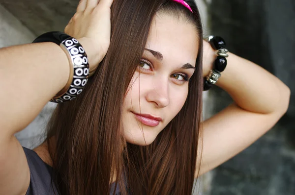 Portrét dívky se zelenýma očima do betonové zdi — Stock fotografie
