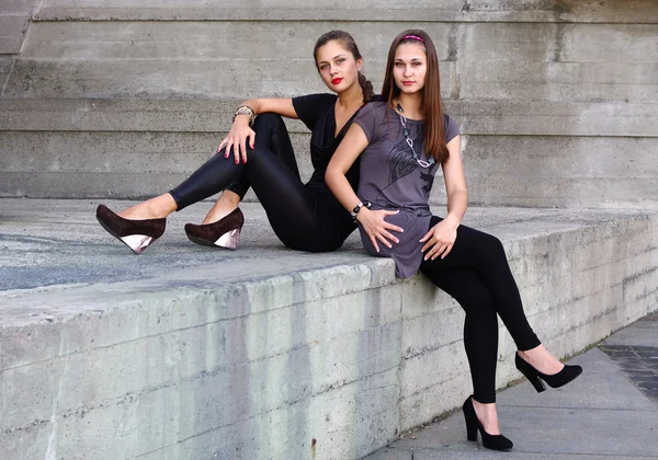 Duas meninas bonitas ao ar livre — Fotografia de Stock