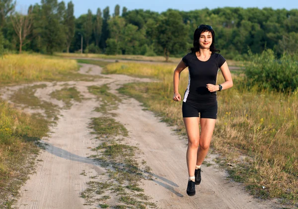 Женщина бегает на свежем воздухе летом — стоковое фото