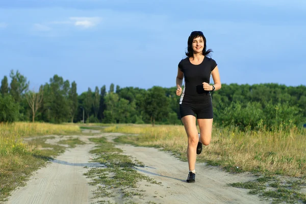 Женщина бегает на свежем воздухе летом — стоковое фото