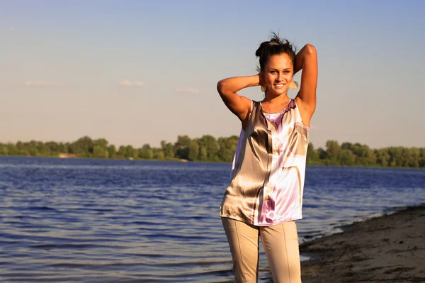 Hermosa chica en la orilla del río — Foto de Stock