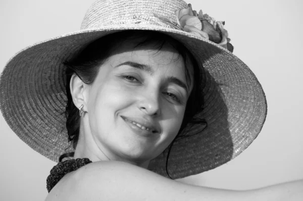 Женщина в соломенной шляпе на пляже — стоковое фото