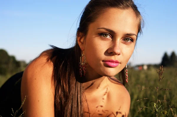 Portrait of girl enjoying the summer evening sitting in the gras — Stock Photo, Image